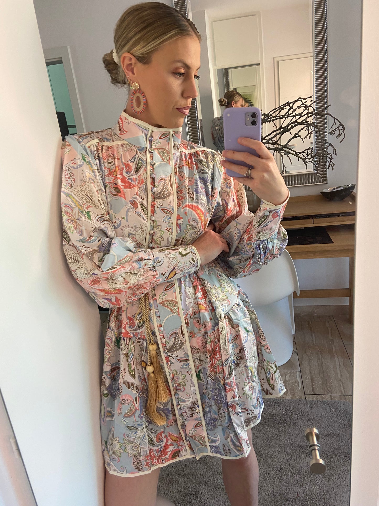 Buntes Kleid mit Gürtel