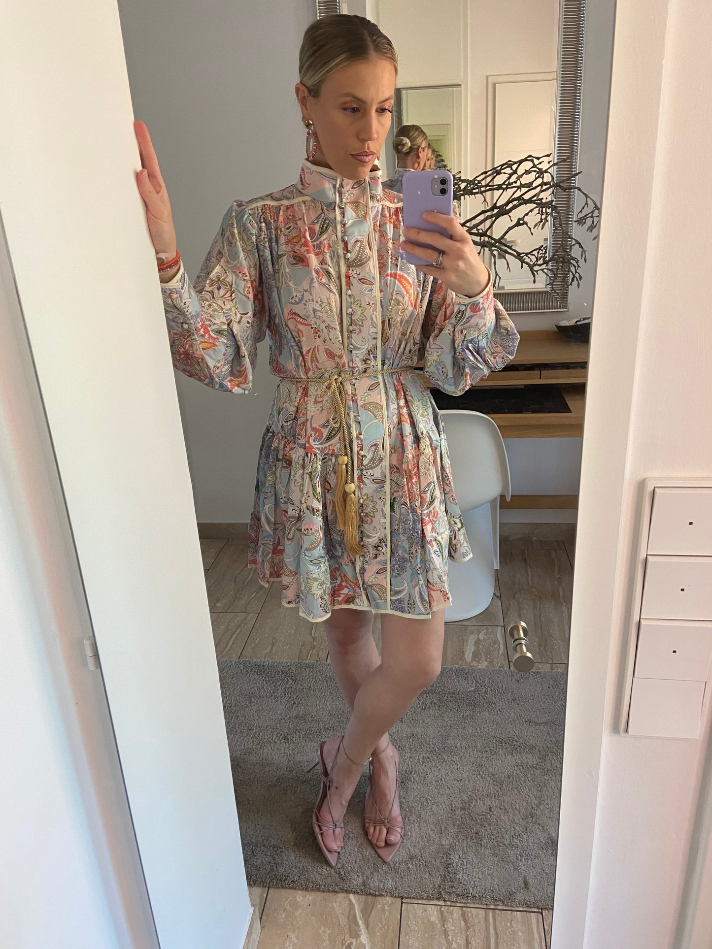 Buntes Kleid mit Gürtel