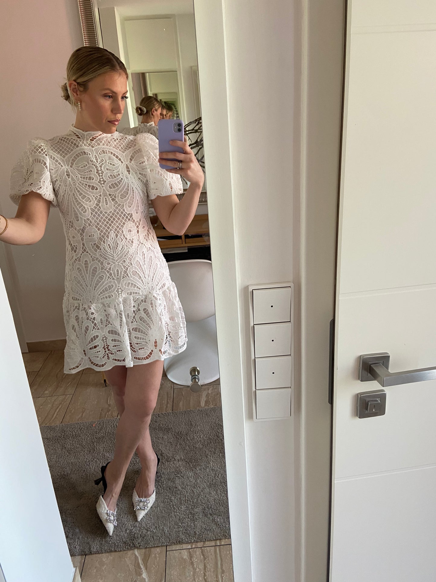 Spitzenkleid mit Puffärmeln