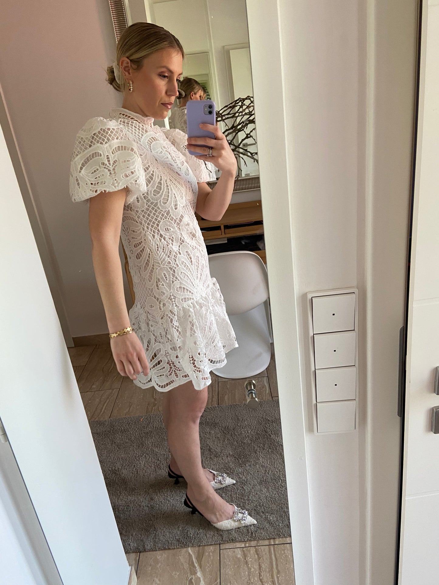 Spitzenkleid mit Puffärmeln