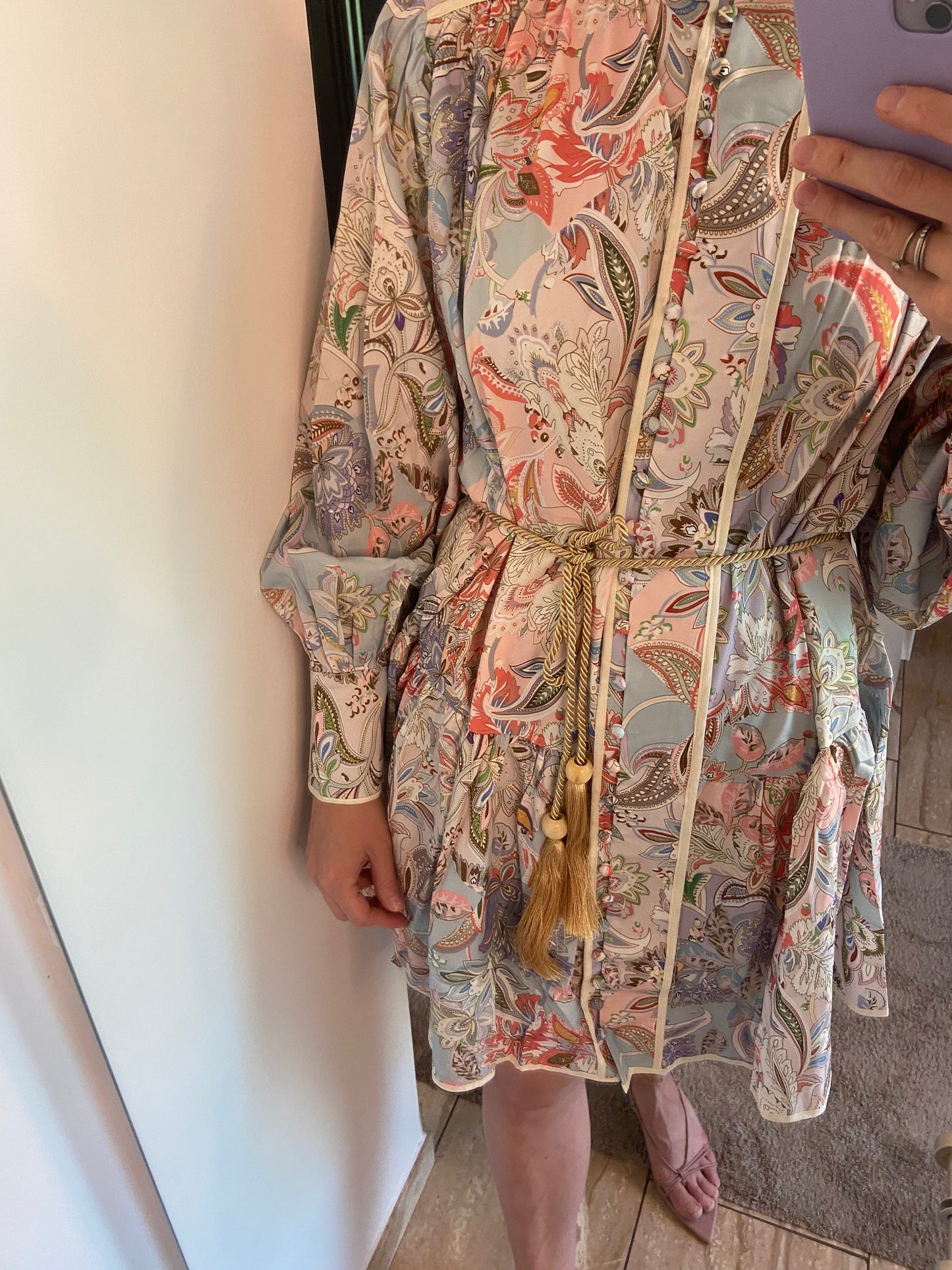 Buntes Kleid mit Gürtel