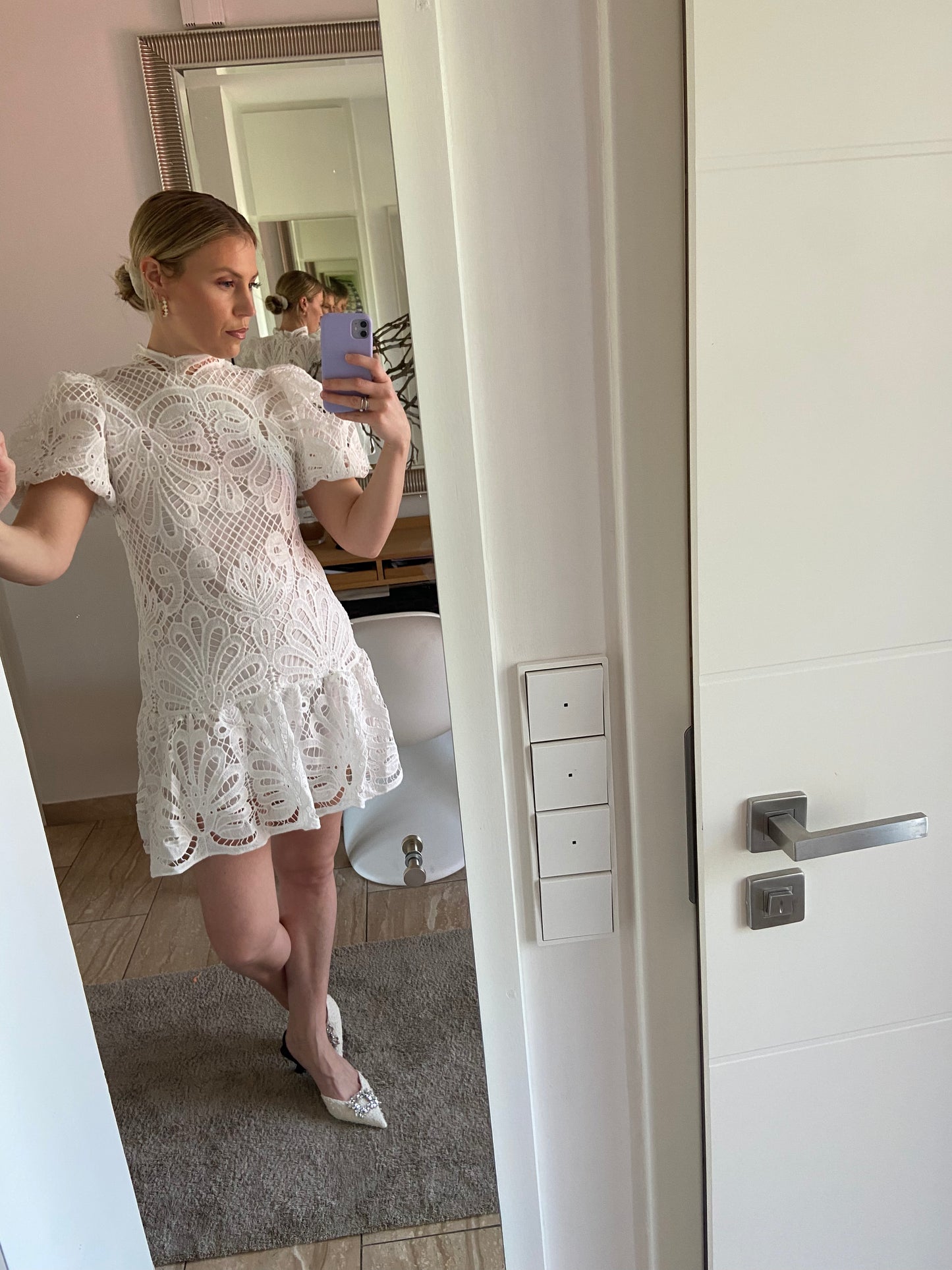 Spitzenkleid mit Puffärmeln