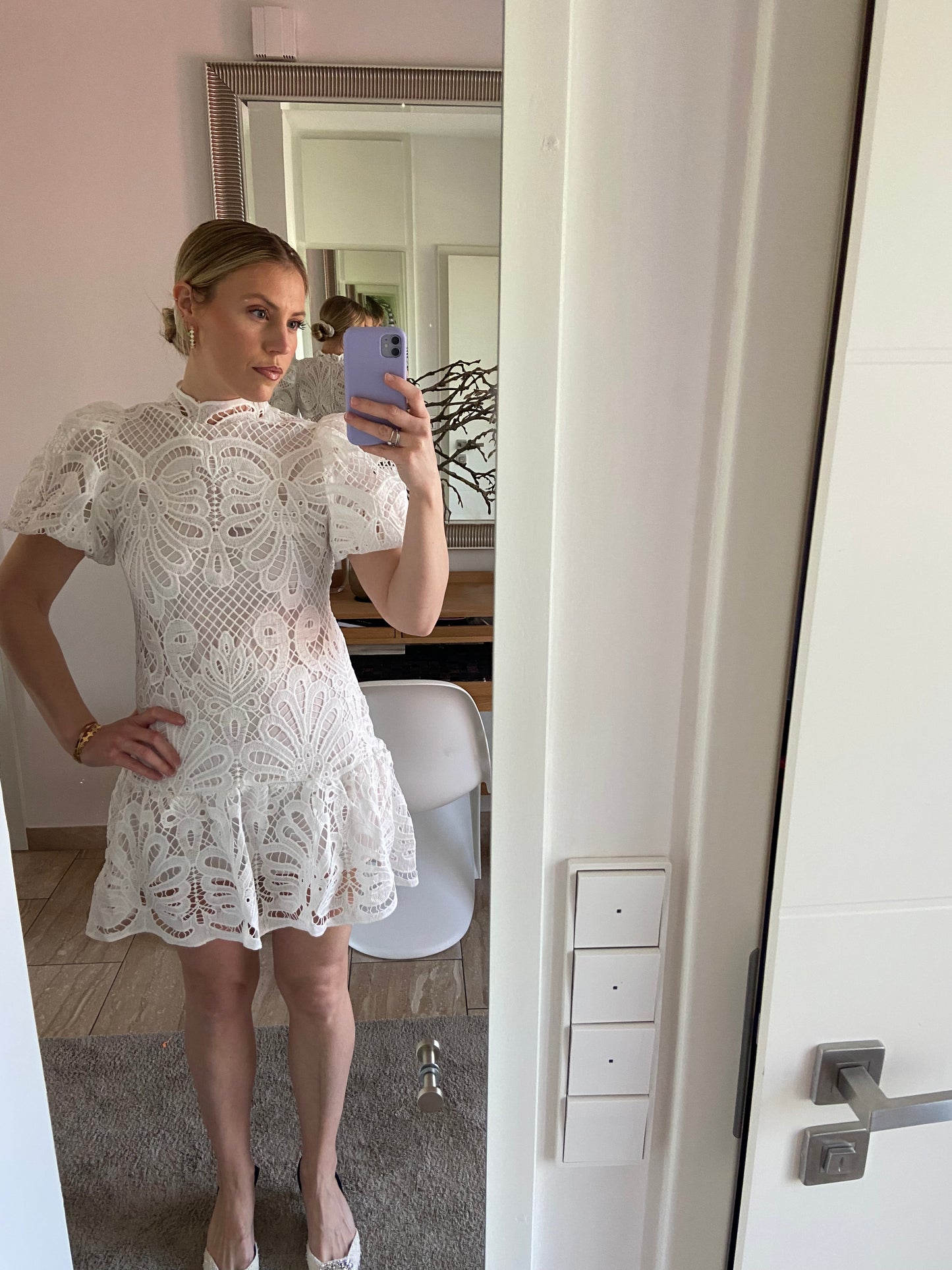 Spitzenkleid mit Puffärmeln