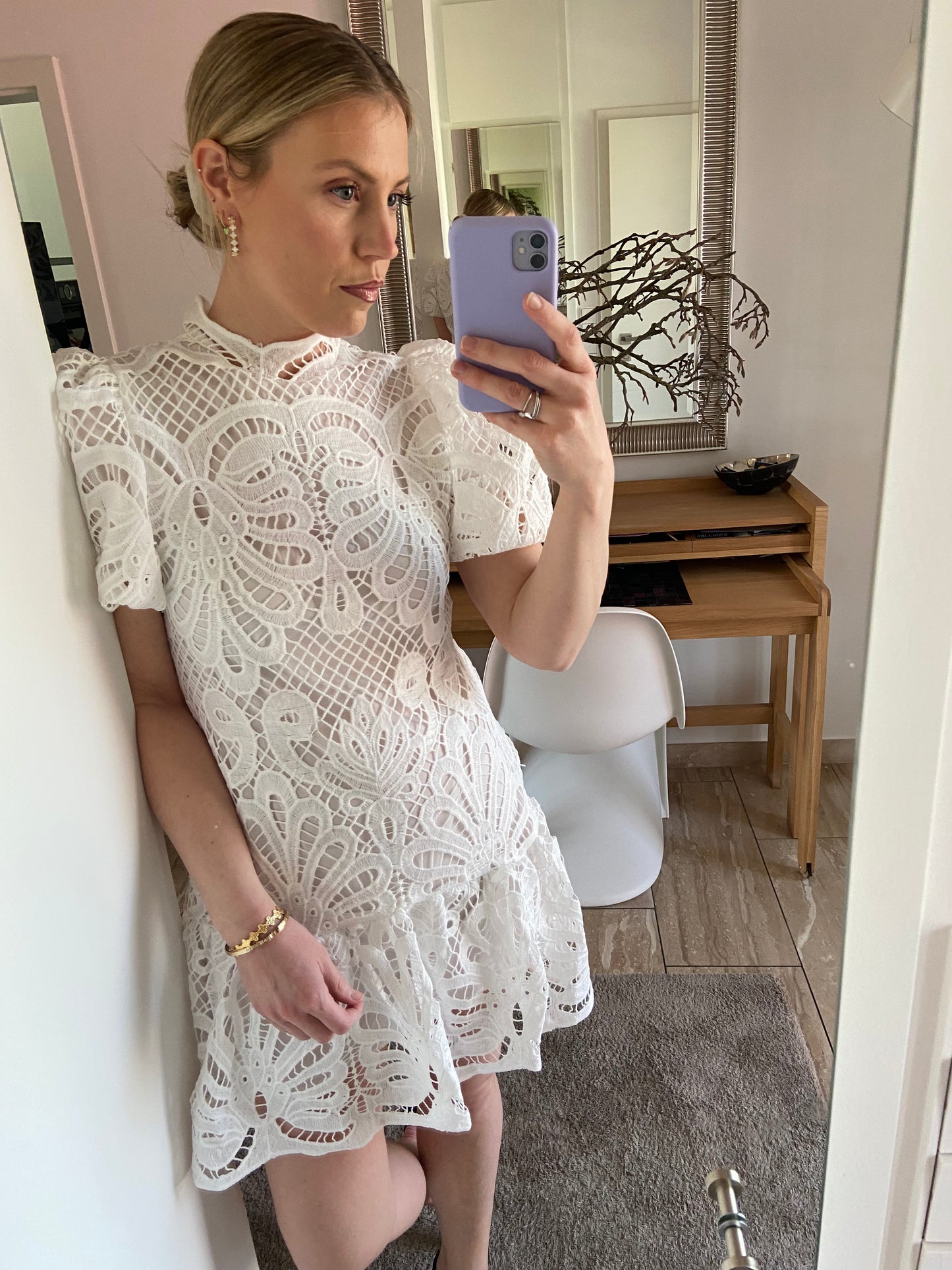 Spitzenkleid mit Puffärmeln