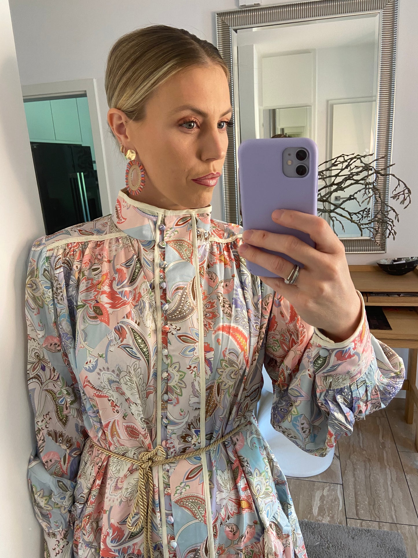 Buntes Kleid mit Gürtel