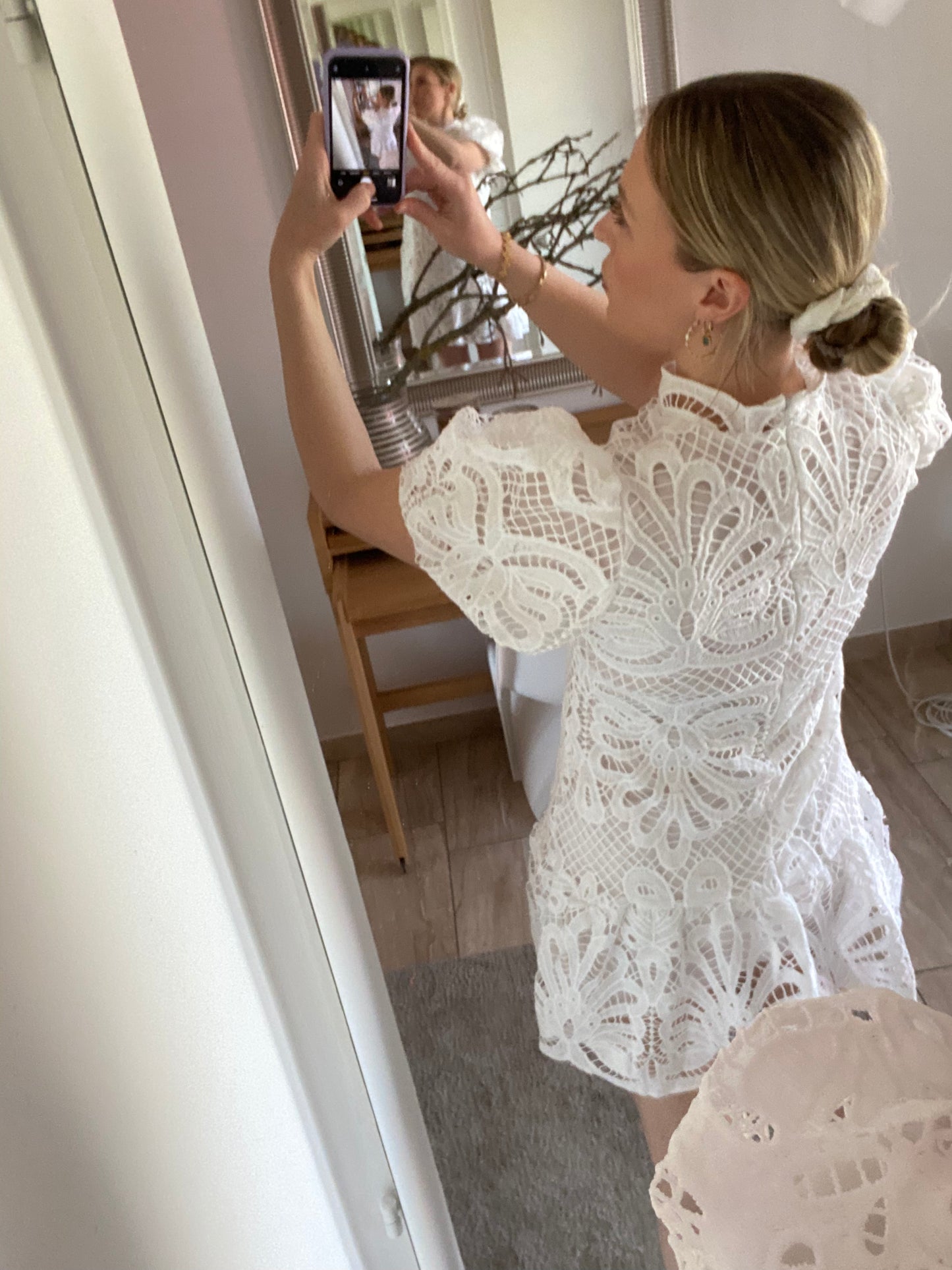 Spitzenkleid mit Puffärmeln